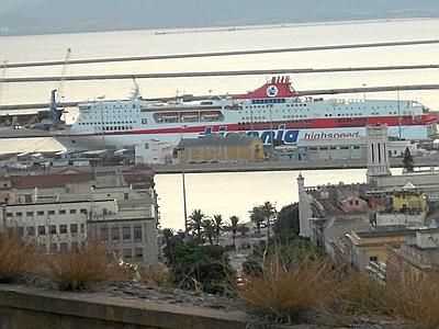Cagliari. Protesta dei ricciai, con le barche bloccano il porto