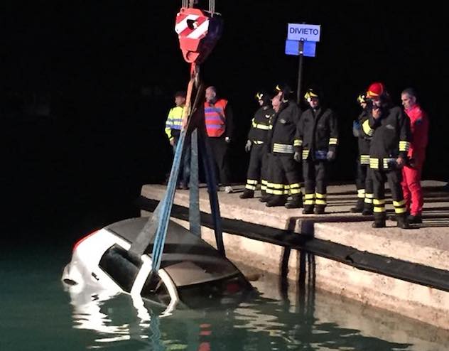 La tragica fine di uomo di 70 anni annegato all'interno della sua auto dopo essere precipitato in mare 