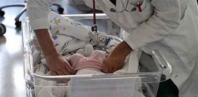 Scambio di neonati: allattano l'una la figlia dell'altra