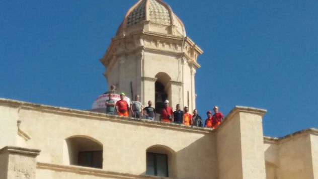 I minatori di Olmedo sul tetto del Duomo insieme ai lavoratori ex Ati-Ifras