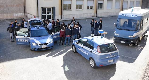 Disagio giovanile. La Polizia presenta  il progetto “Blue Box” al Liceo Scientifico “ E. Fermi ” 