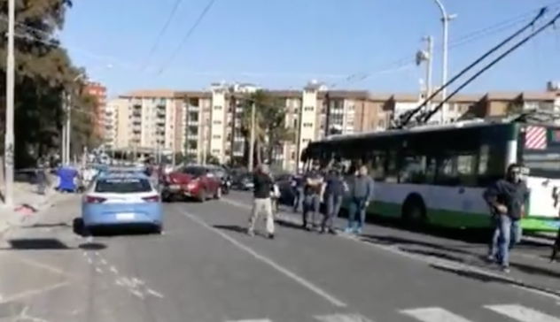 Momenti di paura in via Is Mirrionis: auto sperona volante della Polizia durante un inseguimento