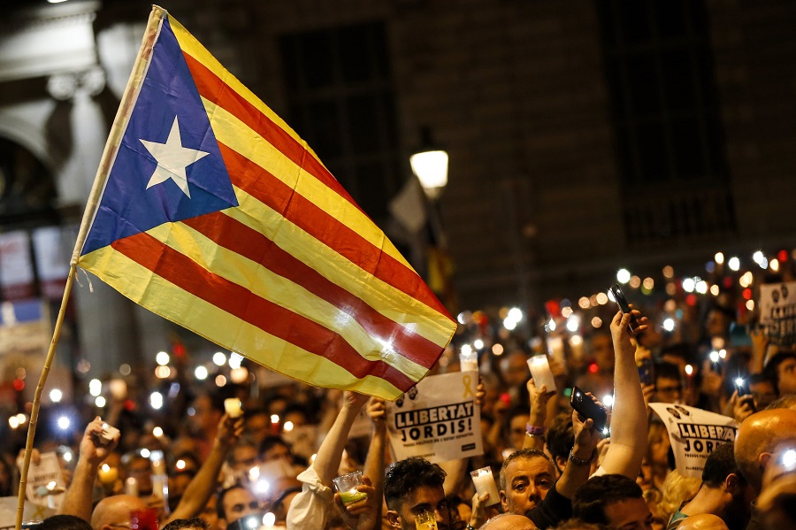 Catalogna indipendete. L'annuncio del Parlamento: boato di gioia in piazza