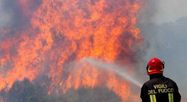 Continua lo “stato di elevato pericolo incendi boschivi”: slitta al 7 novembre la chiusura della Campagna antincendi