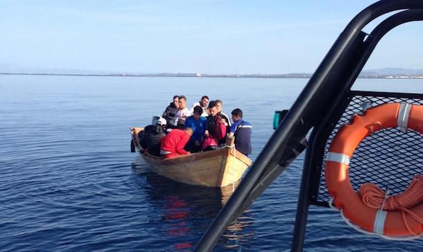 Barcone con 23 migranti intercettato a 28 miglia a sud dell'Isola di San Pietro