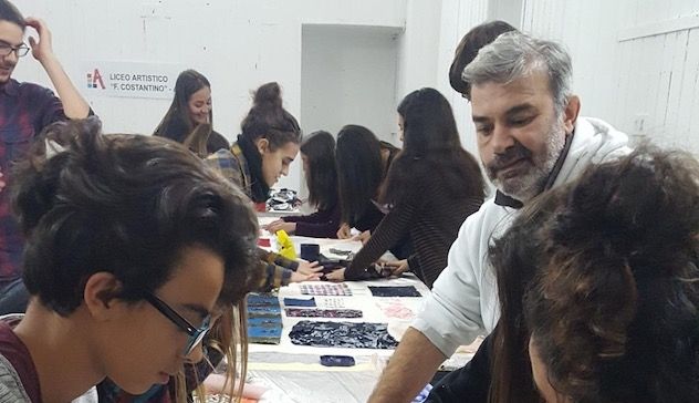 Alghero si prepara al Natale: 200 studenti al lavoro con l'artista Tonino Serra per gli addobbi