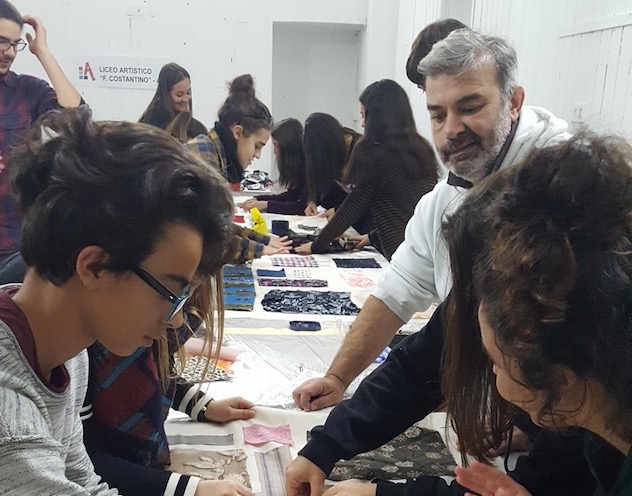 Alghero si prepara al Natale: 200 studenti al lavoro con l'artista Tonino Serra per gli addobbi