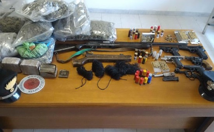 Blitz dei carabinieri in un ovile di Sinnai: un arresto. Trovati droga, fucili e pistole