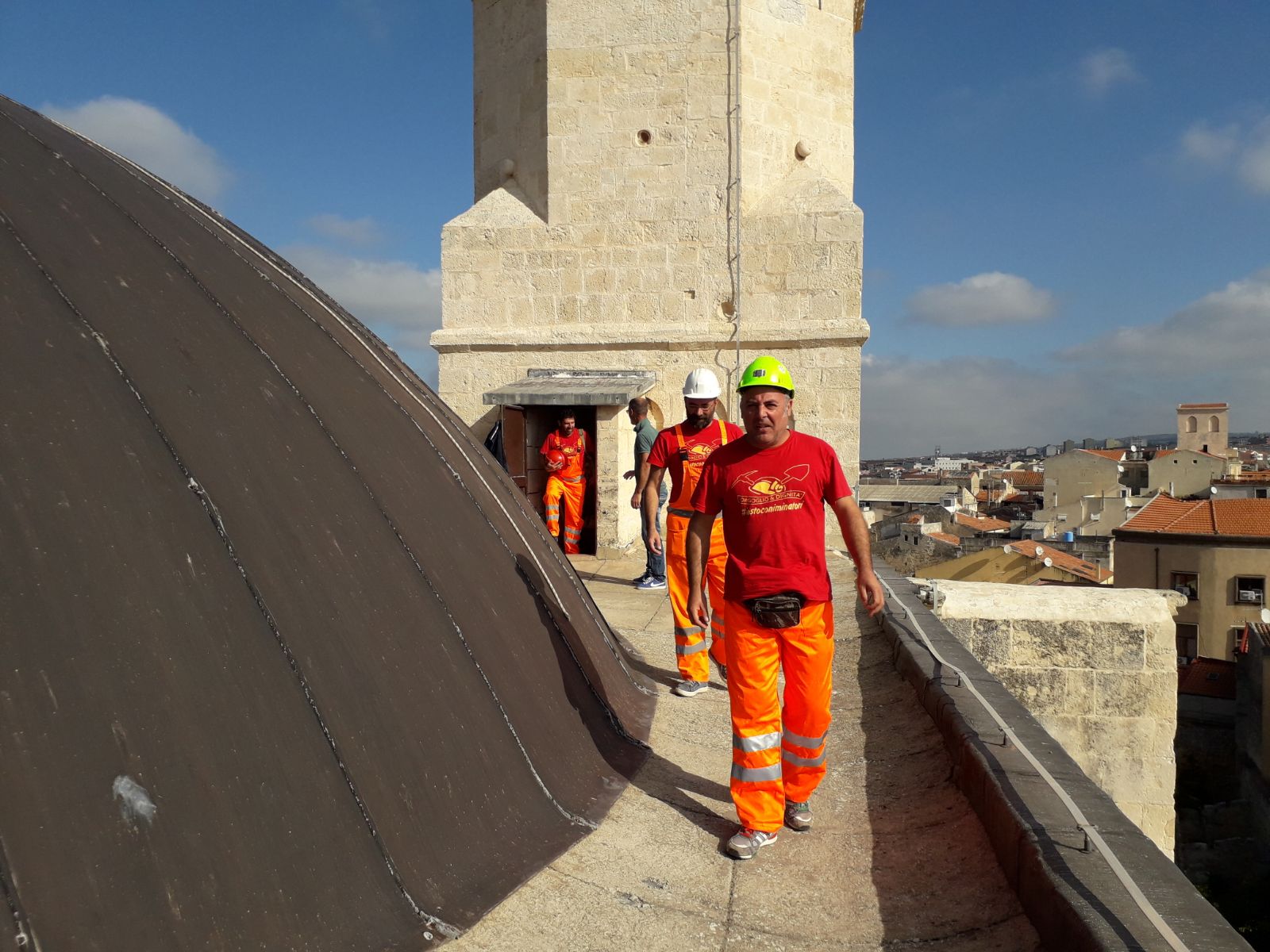 Gli operai del Geoparco scendono dal tetto del Duomo di Sassari dopo 2 mesi
