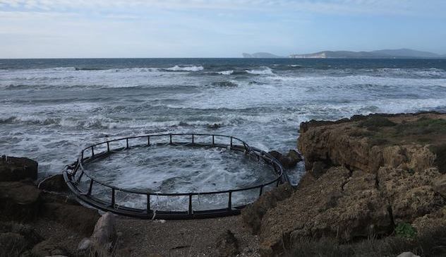 Maltempo: mareggiata spazza via una gabbia allevamento pesci