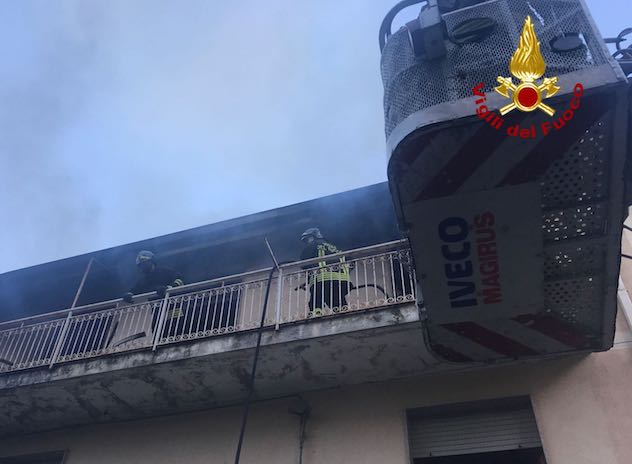 Paura a Bitti: incendio divampa in una mansarda di via Leonardo 