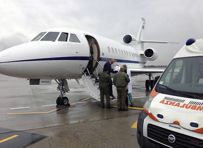 Bimba di due mesi in imminente pericolo di vita trasportata a Roma a bordo di un Falcon dell'Aeronautica Militare