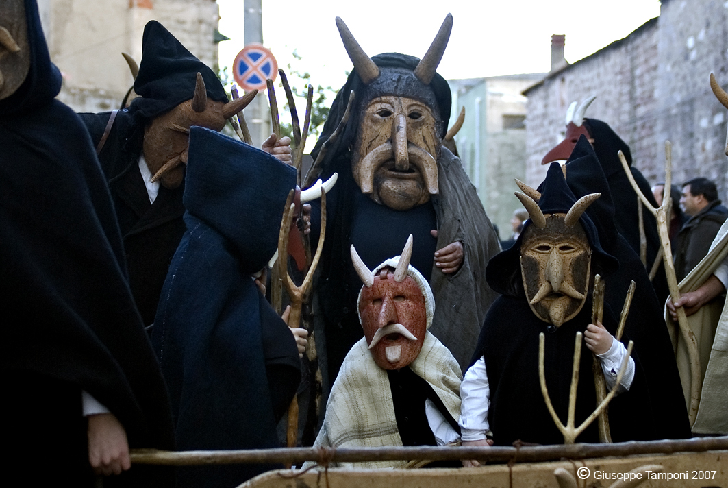 A Oliena si apre il carnevale con le Invasioni Barbariche delle maschere tradizionali