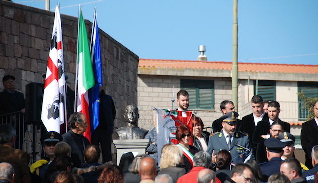 Un busto in bronzo in onore del finanziere Efisio Satta, Medaglia d'Argento al valor militare