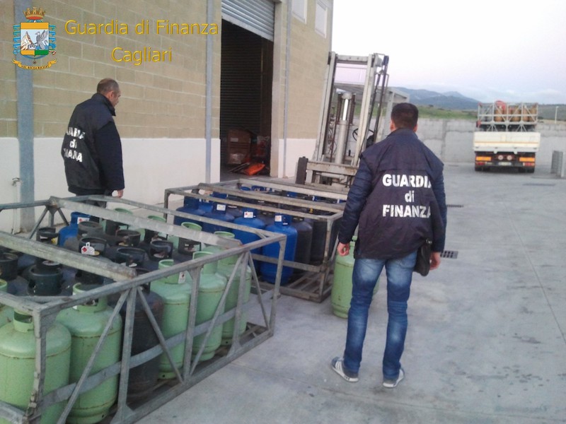 Blitz della Guardia di finanza in un deposito del Sulcis iglesiente: sequestrati 652 chili di gpl in bombole prive dei certificati di prevenzione incendi