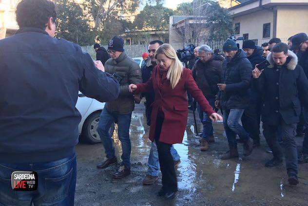 Giorgia Meloni arriva nel quartiere Sant'Elia: costretta al 
