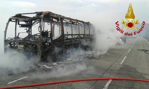 Autobus dell'Arst in fiamme a Perdasdefogu