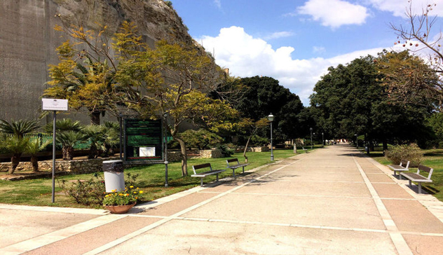 Giardini pubblici,  sul costone roccioso un impianto di arrampicata sportiva