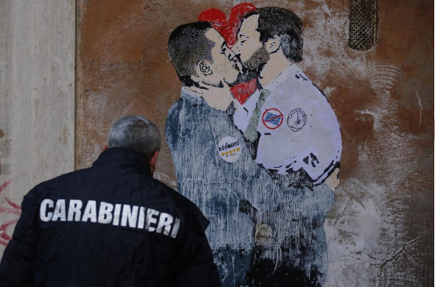 Di Maio bacia Salvini, singolare murale nel cuore di Roma