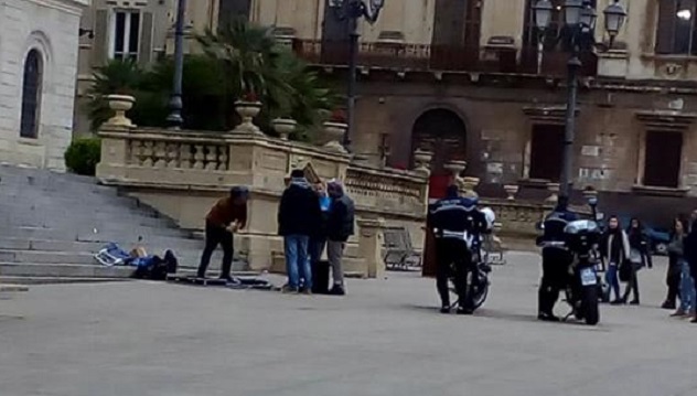 Moses Concas suona in piazza d'Italia, i vigili lo cacciano