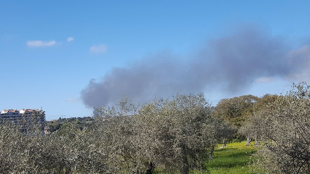 Due camion in fiamme presso la Taniga-Baldella, imponente colonna di fumo visibile da Sassari