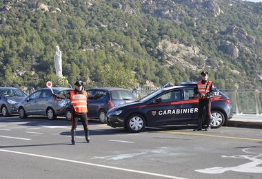 Guida senza patente e si rifiuta di sottoporsi all'alcol test: denunciato dai Carabinieri