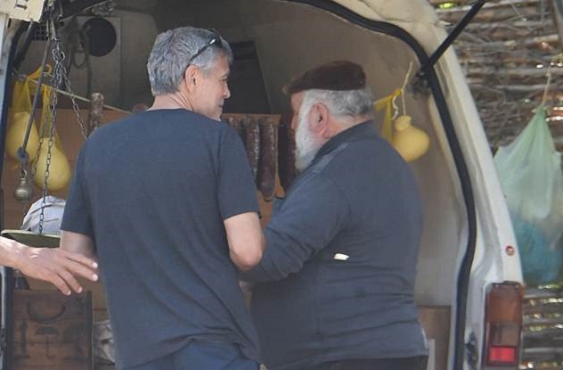 George Clooney acquista del formaggio da un venditore per strada in Gallura
