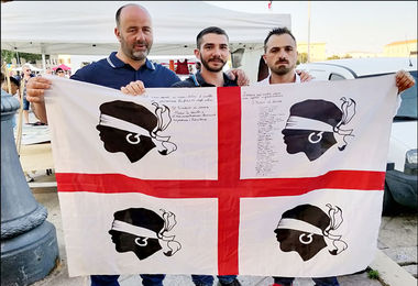 I pastori di Cascia donano la bandiera dei quattro mori al presidente di Oristano Giovanni Murru