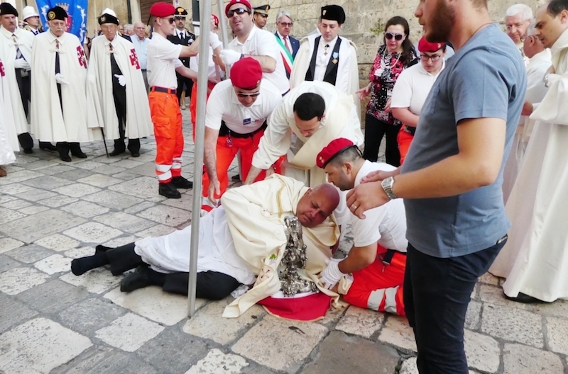 Il vescovo cade da cavallo durante la processione