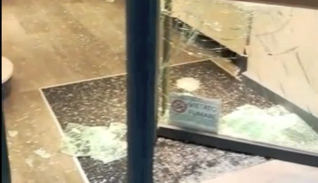 Spacca la vetrina di un negozio con una pietra e poi aggredisce i poliziotti: arrestato 19enne. IL VIDEO