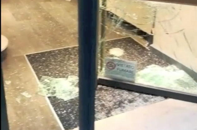 Spacca la vetrina di un negozio con una pietra e poi aggredisce i poliziotti: arrestato 19enne. IL VIDEO