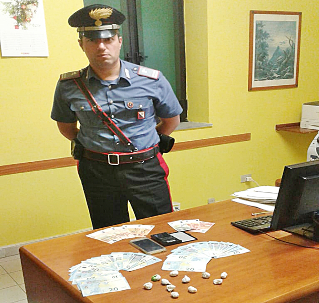 Baby spacciatore arrestato dai Carabinieri: marijuana e soldi sequestrati