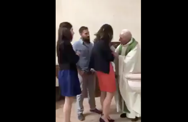 Video shock, prete schiaffeggia e stringe forte il bimbo durante il battesimo