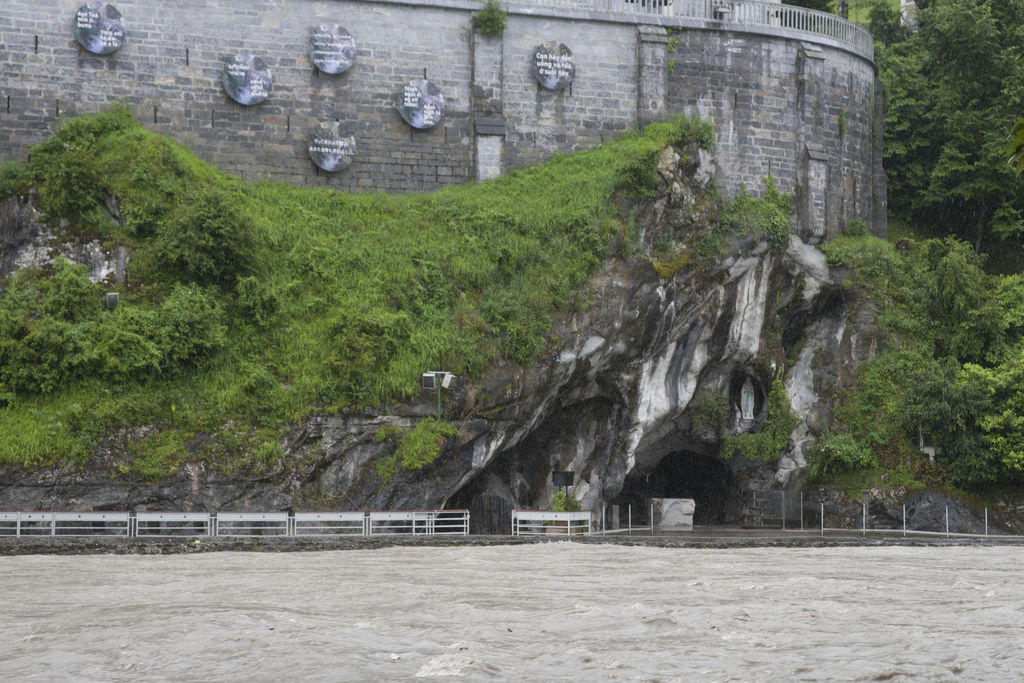 L'acqua invade Lourdes. 200 fedeli allontanati dalla grotta di Bernadette