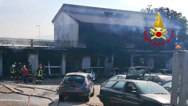 Officina in fiamme a Isili: 12 vetture distrutte