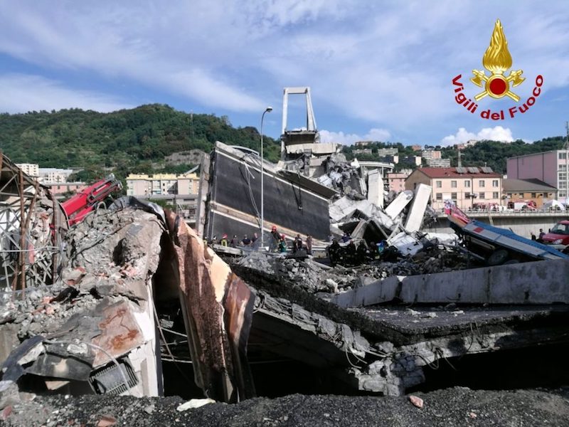 Il disastro di Genova, l’Italia che piange 