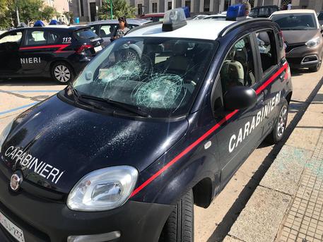 Migrante danneggia l’auto dei carabinieri
