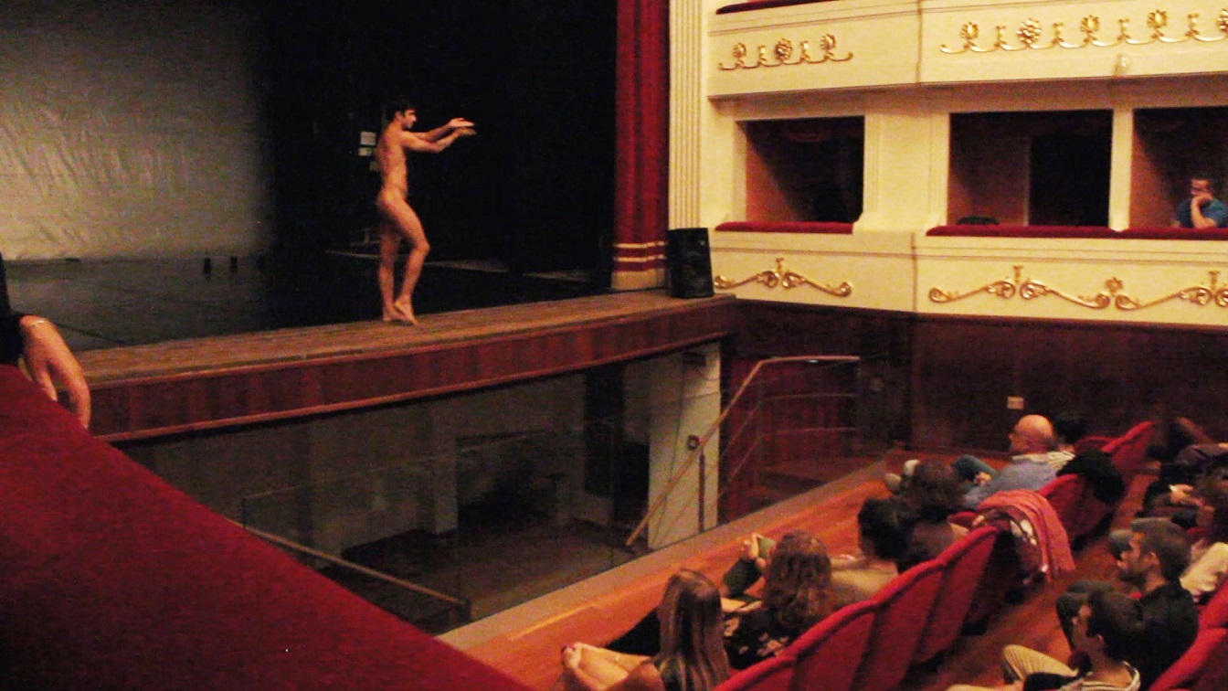 “Nudo” di Daniele Cipriani: pienone al Teatro Civico
