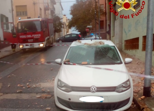 Cornicione su un'auto in sosta a Nuoro, allerta anche in Baronia e Ogliastra