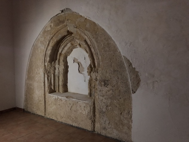 Riaffiora la cornice gotico-pisana di una finestra della Chiesa di Santa Caterina