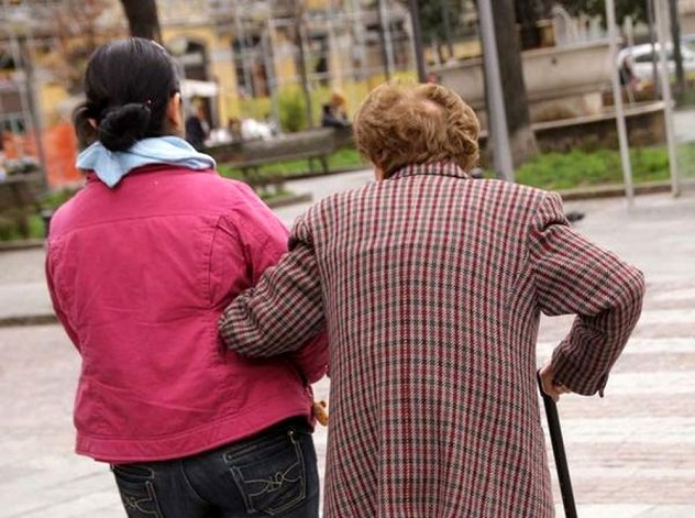Badante ruba soldi e auto a coppia di anziani, ricercata in Romania