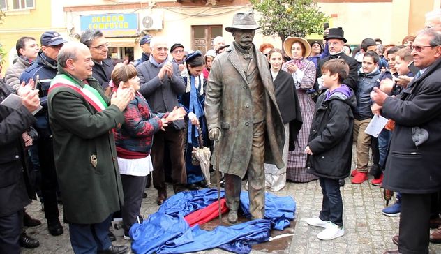 Enrico Costa: bagno di folla per l’inaugurazione del monumento in Piazza Fiume