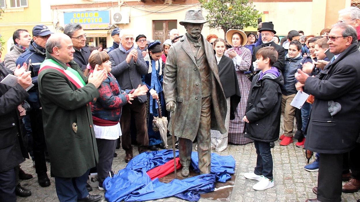 Enrico Costa: bagno di folla per l’inaugurazione del monumento in Piazza Fiume