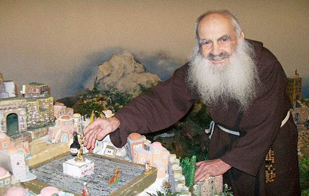 Fra Lorenzo e il suo presepe vivente: da 60 anni la magia di Natale per grandi e piccini