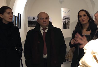 Caterina Murino in visita alla mostra dedicata a Maria Lai