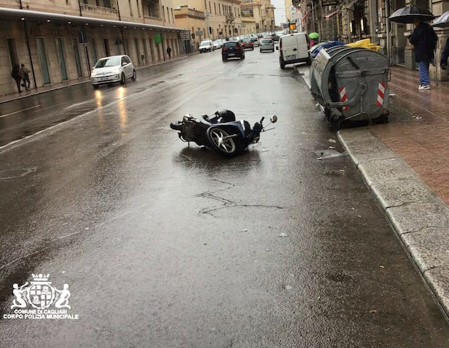Incidente in via Roma: scooter investe pedone