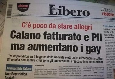 Il titolo di Libero in prima pagina di oggi “Calano fatturato e Pil ma aumentano i gay”