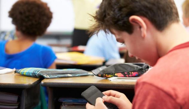 Stop dei cellulari a scuola: la nuova proposta di legge  