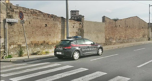 Fugge all’alt dei Carabinieri e sperona la gazzella: 32enne deteneva droga