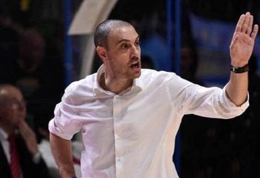 Dinamo Banco di Sardegna: si dimette l’allenatore Vincenzo Esposito